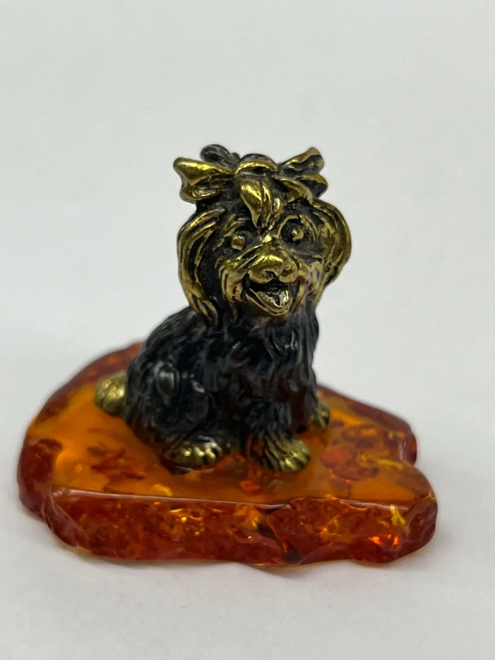 Бронзовая статуэтка на янтаре