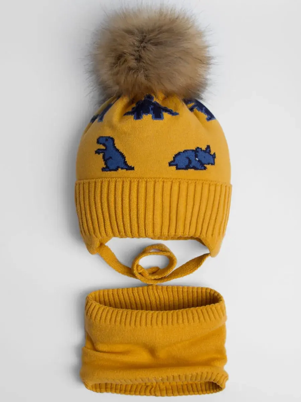 Шапка зимняя для мальчика на завязках и снуд