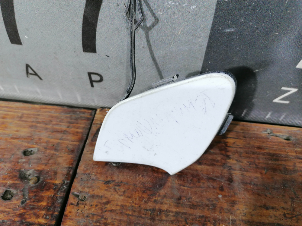 Заглушка буксировочного крюка Ford Focus 3 14-19 Б/У Оригинал 1879568