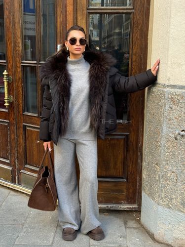 Короткий черный пуховик с мехом енота