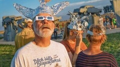 Исследование: чат-боты помогут бороться с теориями заговоров