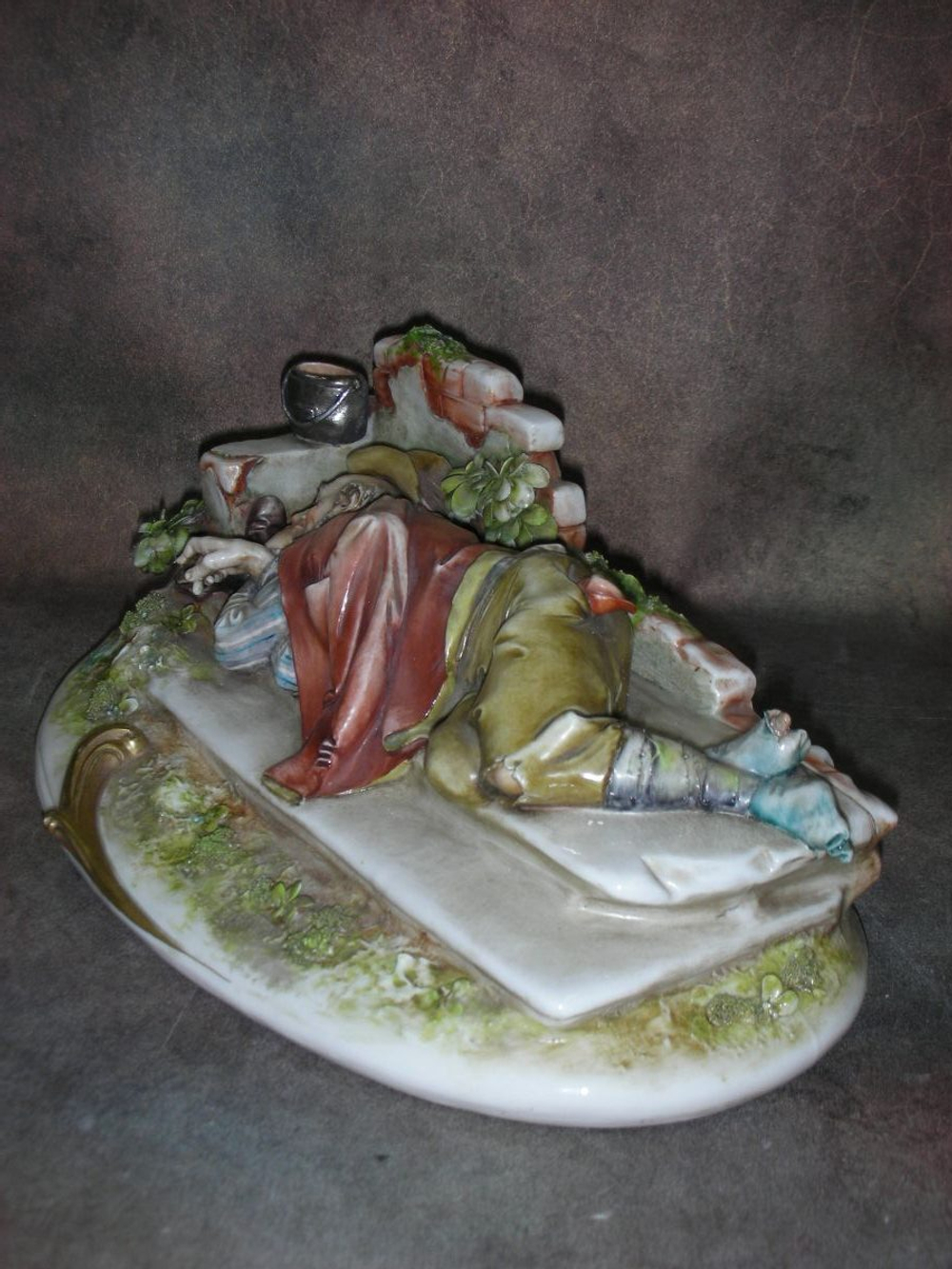 Статуэтка. Фарфор. Безмятежный сон. Capodimonte. Италия
