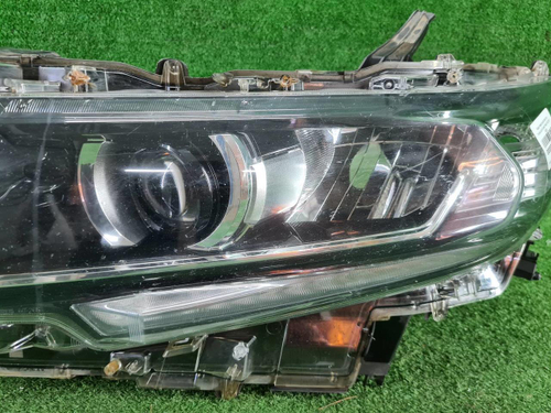 Битая Фара левая Toyota Land Cruiser Prado 150 (2017-н.в.) LED