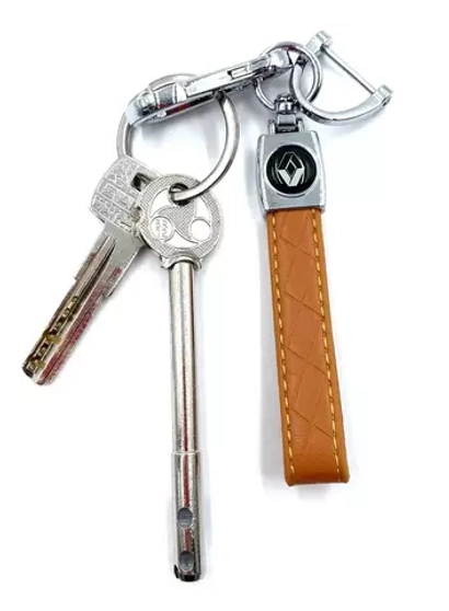 Брелок для ключей кожаный с эмблемой Renault с карабином (кожзам, рыжий цвет с желтой строчкой)