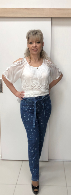 Синие стрейчевые джинсы с мелкими цветочками, пояс на завязке