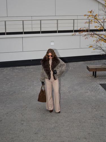 Укороченный шерстяной пуховик с мехом лисы