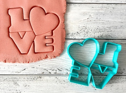Вырубка надпись LOVE 06 9см бо
