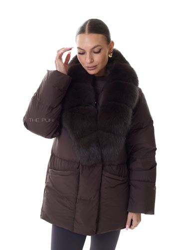 Винный удлиненный пуховик с поясом и меховым воротником