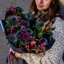 68. Элегантный темный букет с брассикой и эрингиумом