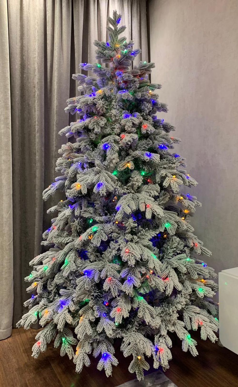 Ель заснеженная «Аляска» с 2в1 встроенной гирляндой (Литая+пвх) 240 см / 2,4 м