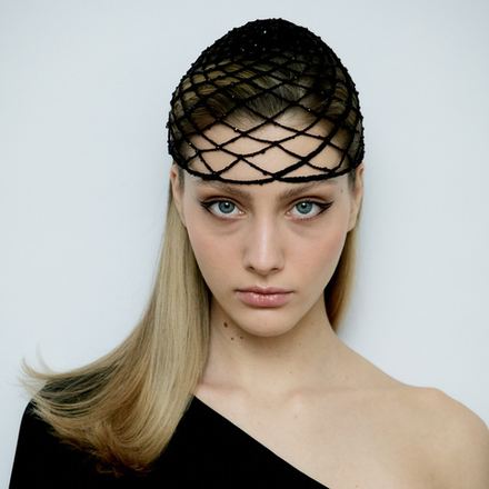 Шапочка черная с декором