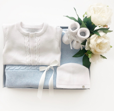 Подарочный набор на выписку из хлопка: плед, комбинезон с косами, шапочка и пинетки (Белый/Голубой)