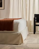 Кровать Jaira из белого шенилла со съемным чехлом для матраса 180x200 см