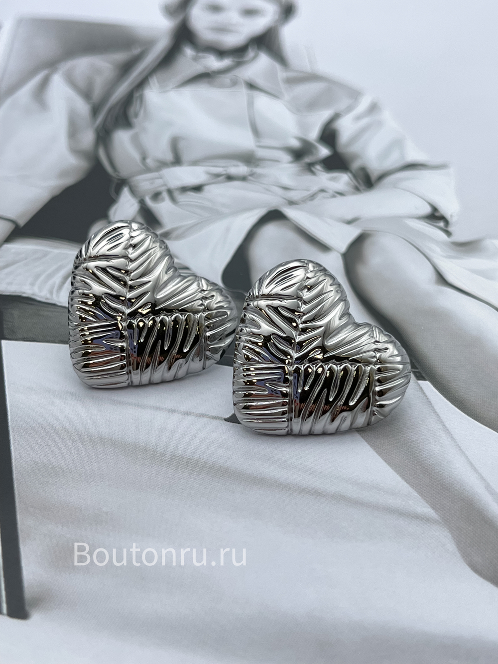 Серьги в форме сердца серебристые жатые