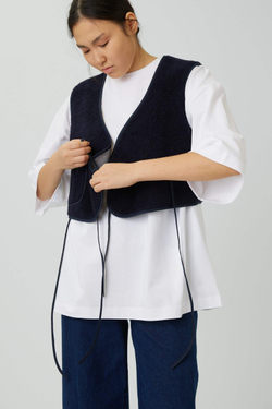 Жилет на двух завязках из синего меха