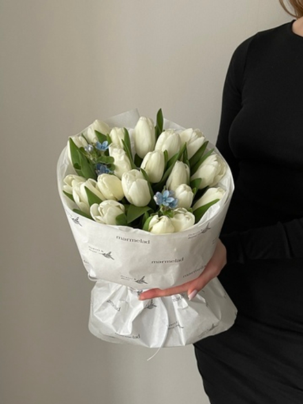 Букет из 19 белых тюльпанов и незабудок доступен к заказу с 3.03.2026