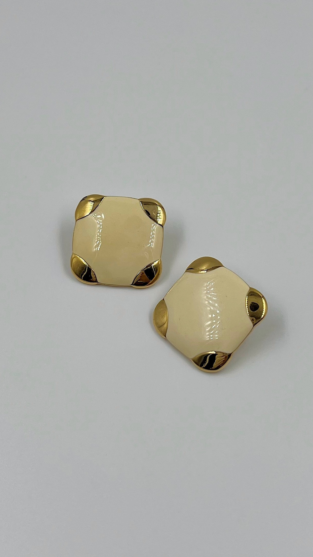 Серьги с кремовой эмалью Monet