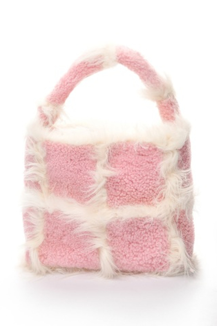 Розовая сумка из овчины