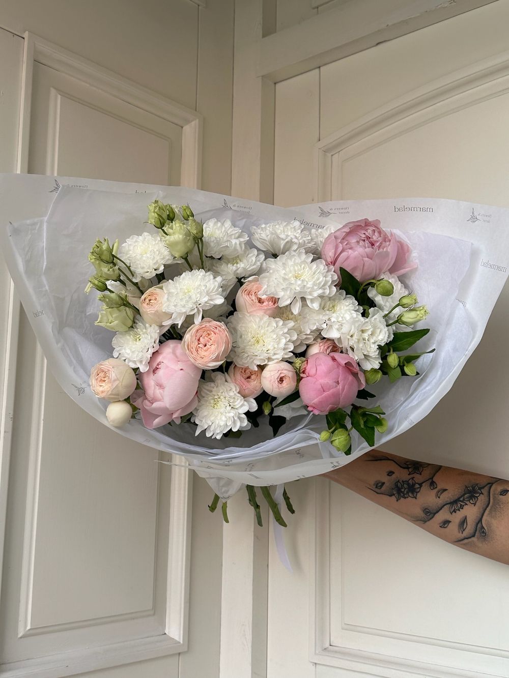 Букет из хризантемы, пионов, лизиантуса, хелеборуса и кустовых пионовидных роз