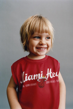 ZARA КОМПЛЕКТ ИЗ ФУТБОЛКИ И ШОРТОВ-БЕРМУДОВ MIAMI HEAT NBA ©, КРАСНЫЙ