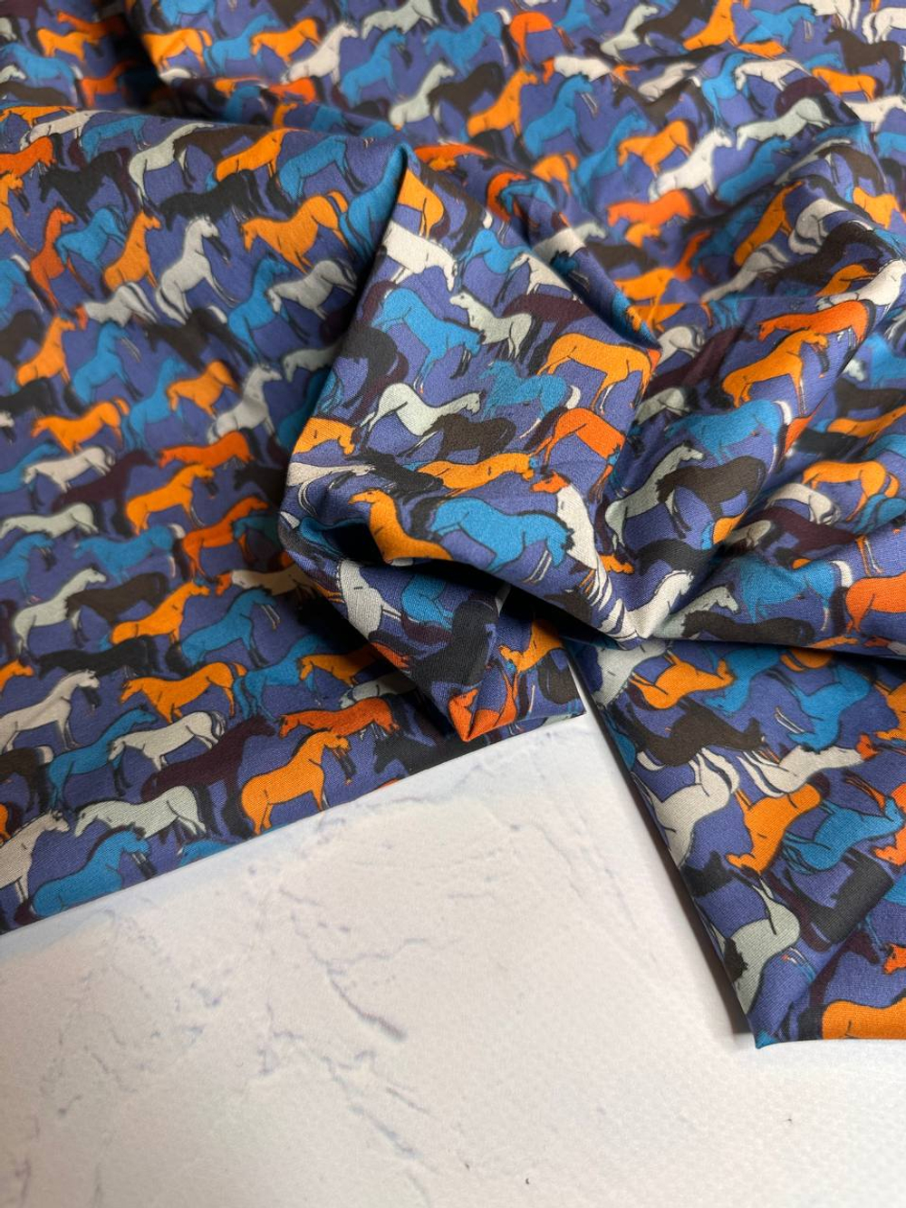 Блузочно-плательный поплин с рисунком (96%хлопок/4%эластан, Конный бунт на поле, 142, 92 гр/м2)