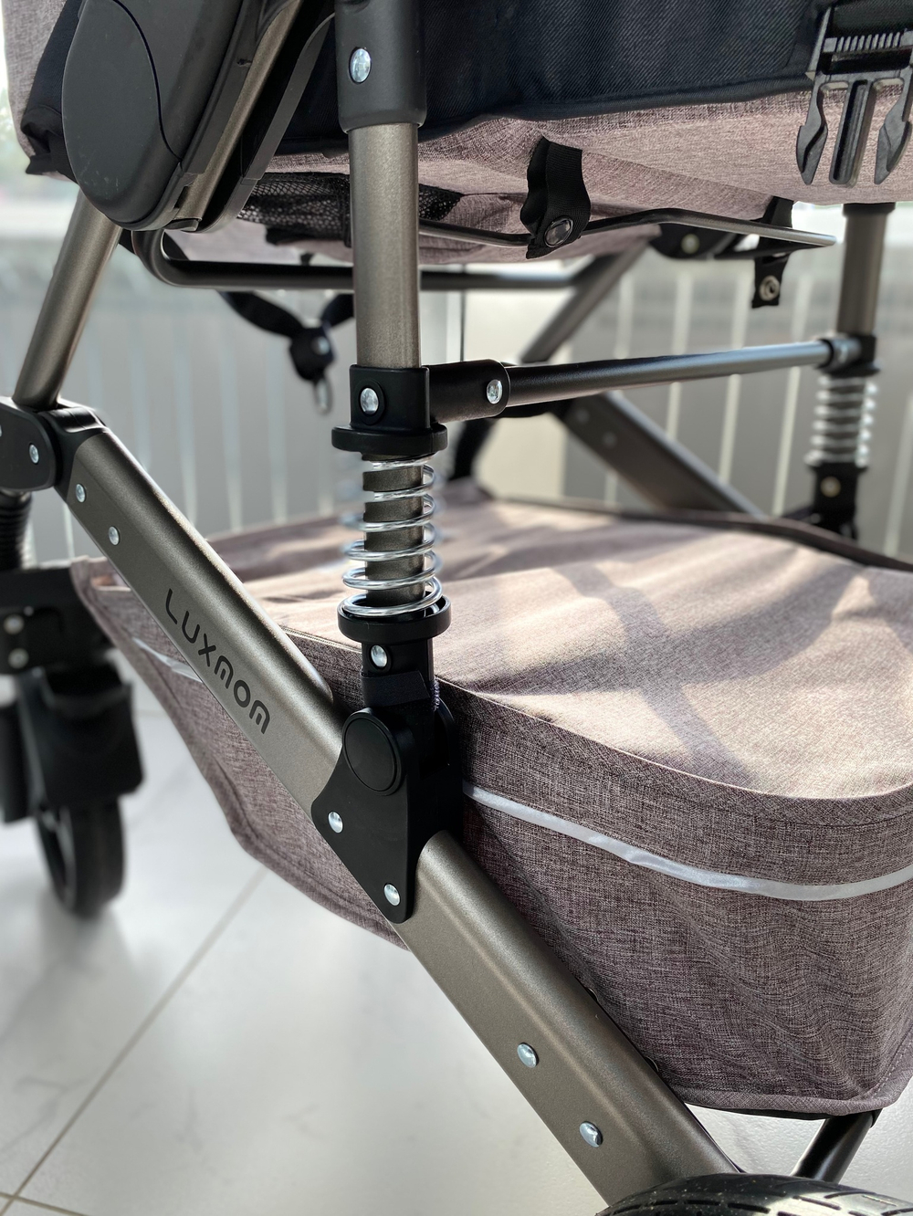 Коляска-трансформер Luxmom 555 2в1 Коричневый текстиль Серебристая рама
