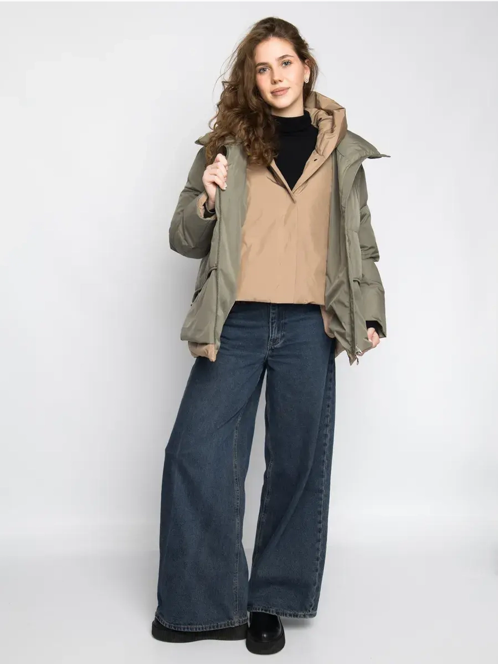 Короткая куртка утепленная с капюшоном