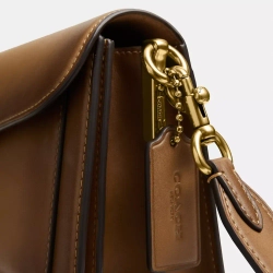 COACH СУМКА ЧЕРЕЗ ПЛЕЧО TABBY 26, МЕДОВО-КОРИЧНЕВЫЙ