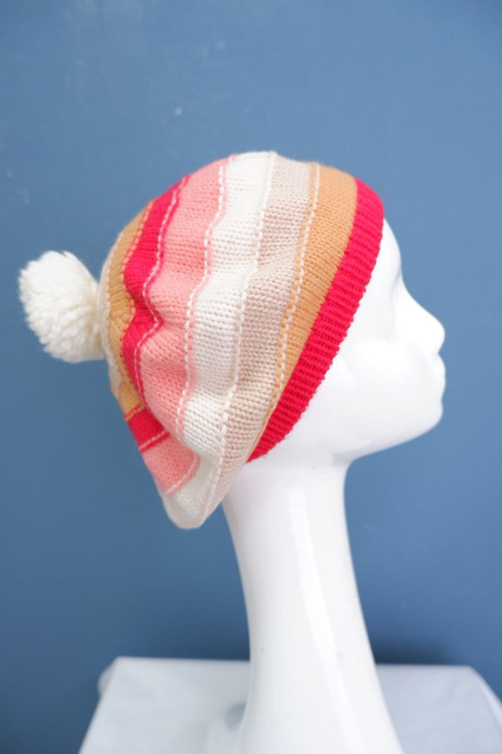 Шапка яркая красивая