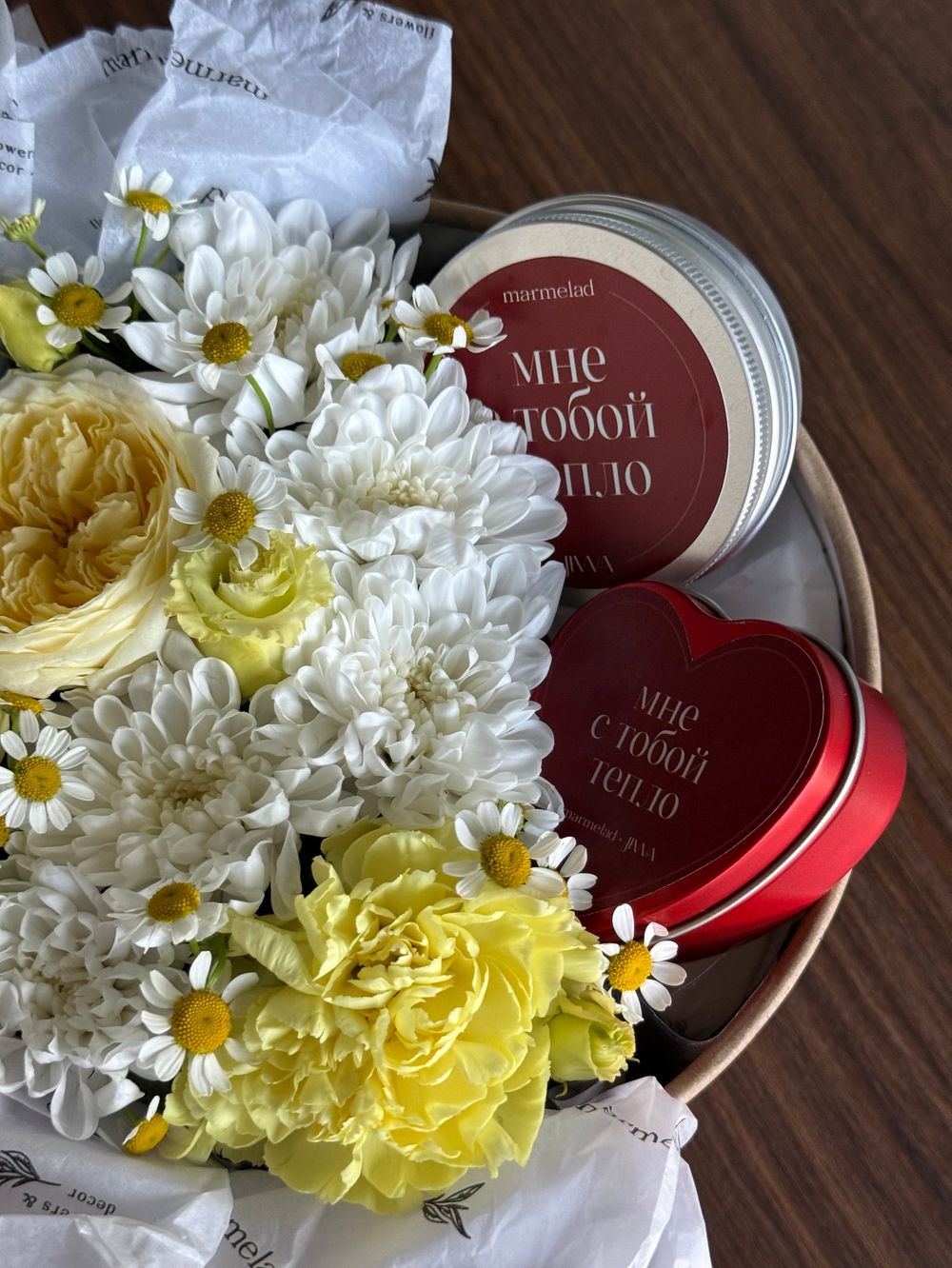 Цветочная композиция в коробке + свечи 2 шт 60мл (тиковое дерево, кожа-сандал)