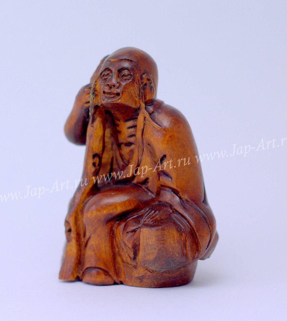 Нэцкэ Монах присел на камень