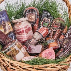 Мясная подарочная корзина «Много дичи»
