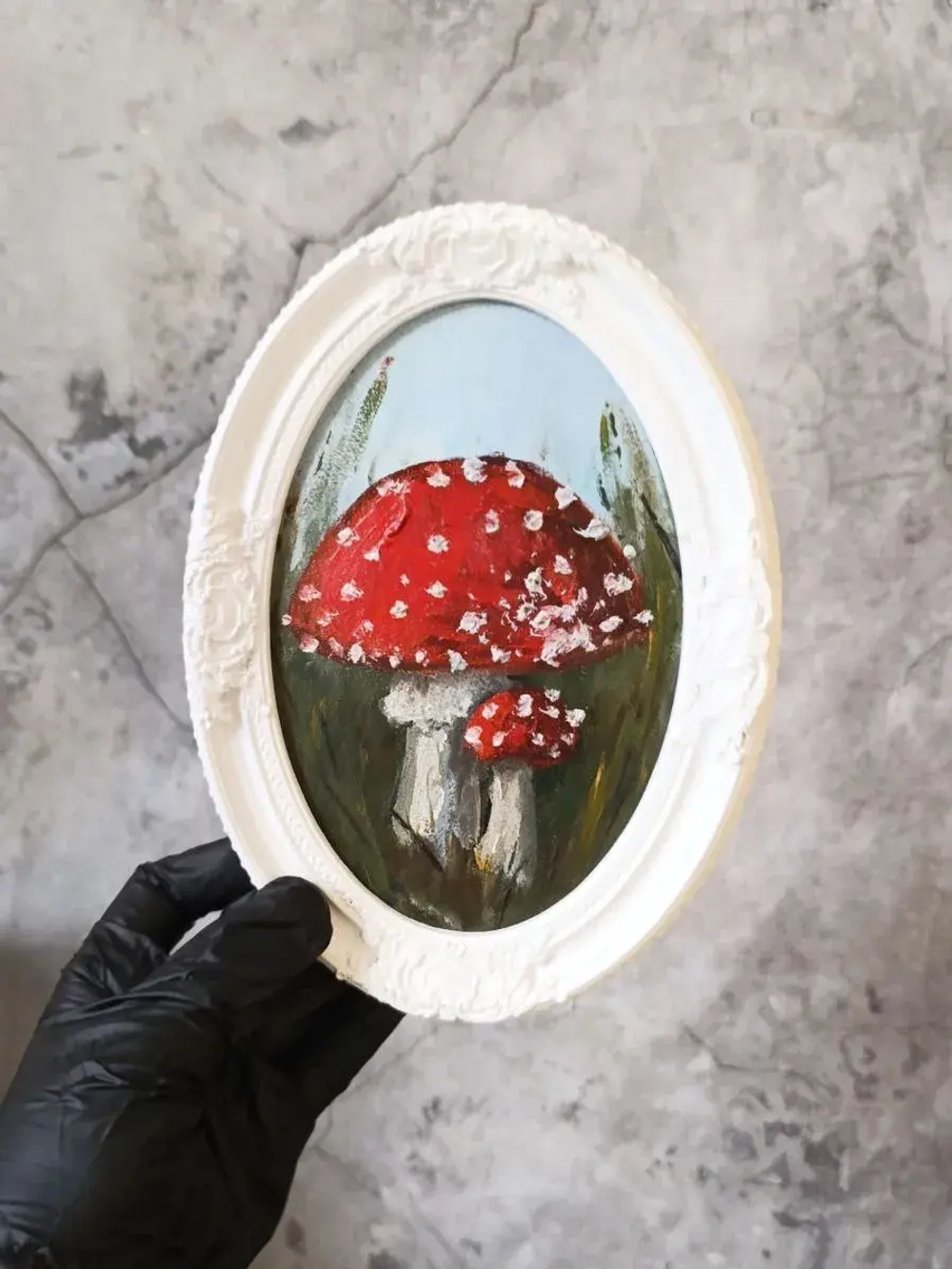 Картина в овальной рамке