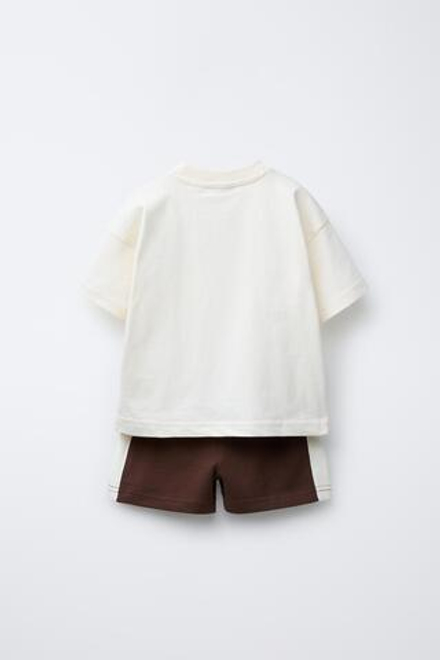 ZARA КОМПЛЕКТ ИЗ ФУТБОЛКИ И ШОРТОВ, КОРИЧНЕВЫЙ/ЭКРЮ