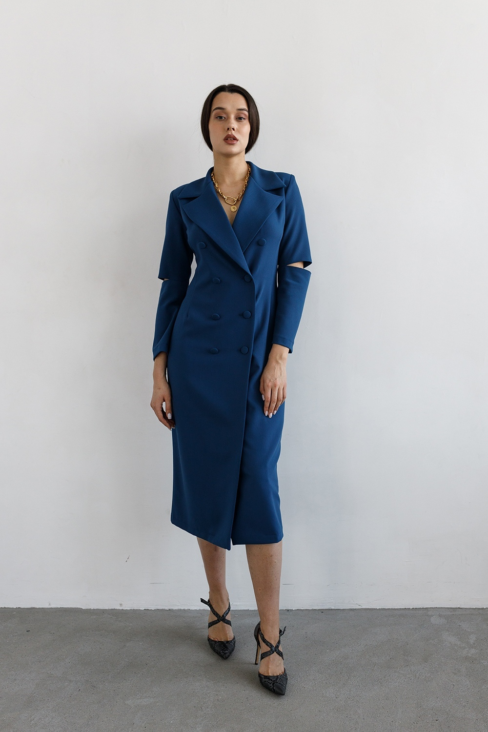 Платье-пиджак в акцентными разрезами на рукавах