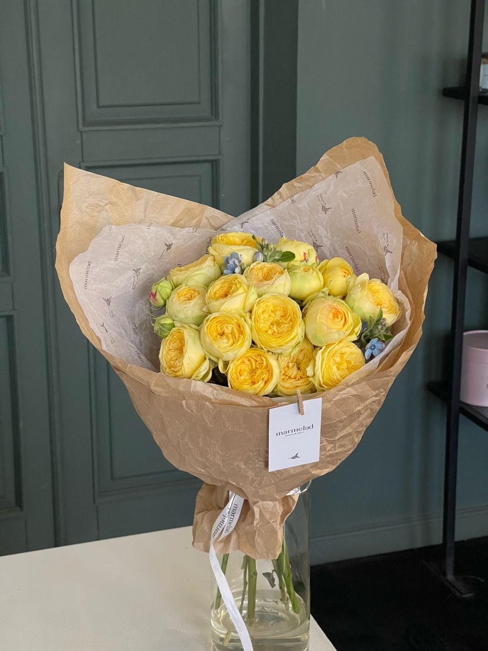 Букет из желтой пионовидной розы и голубых незабудок