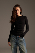 Лонгслив с рельефами удлиненный