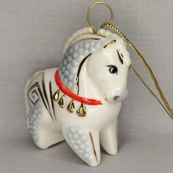 Фарфоровая ёлочная игрушка "Коник богатырский"