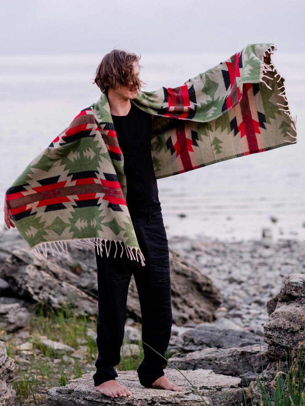 Палантин теплый с орнаментом Навахо