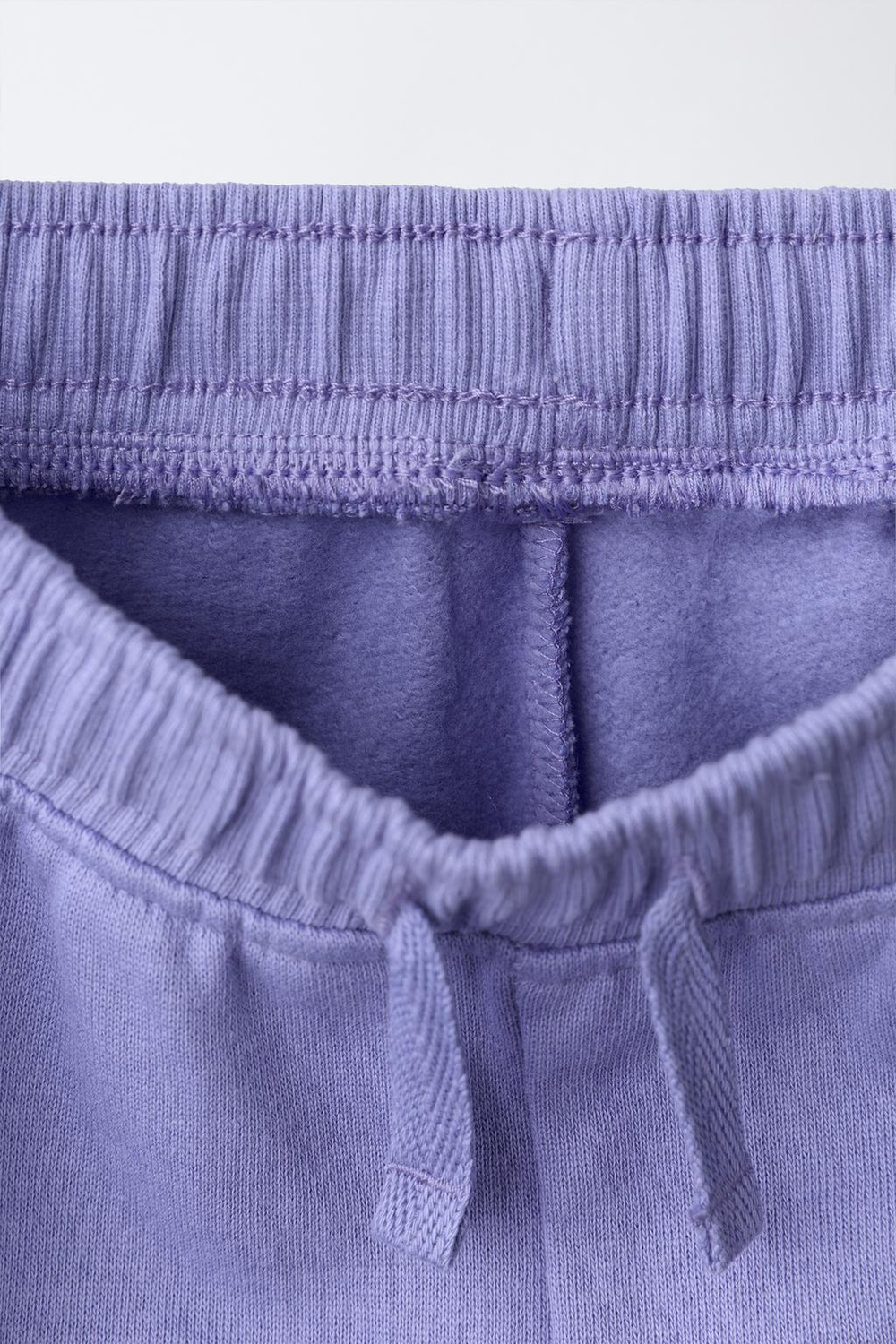 ZARA БРЮКИ ИЗ МЯГКОЙ ТКАНИ С ВЫШИВКОЙ «РОМАШКИ», ЛАВАНДОВО-СИНИЙ