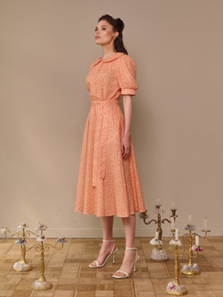 Платье с отложным воротником