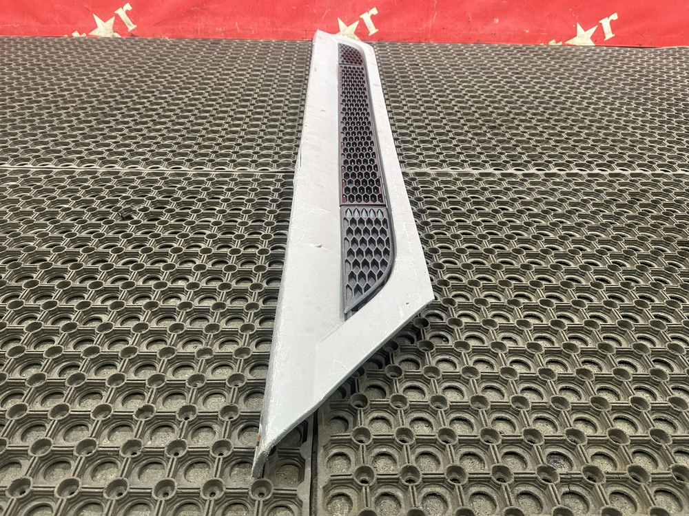 Накладка бампера центральная