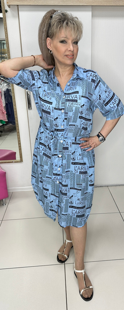 Платье-рубашка с пояском и газетным принтом