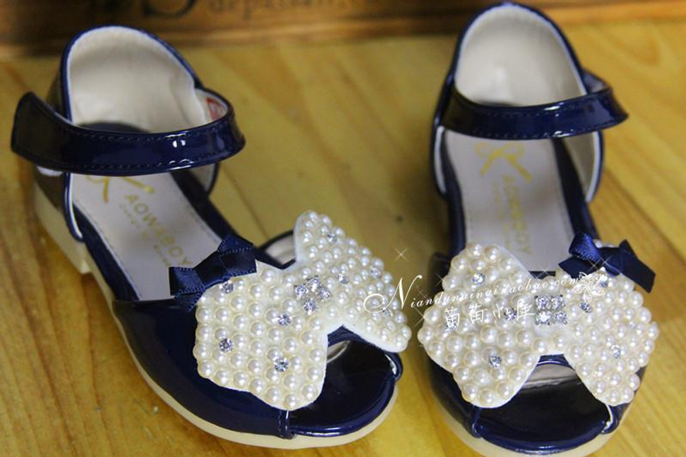 Босоножки детские с закрытой пяткой и бантом из жемчуга