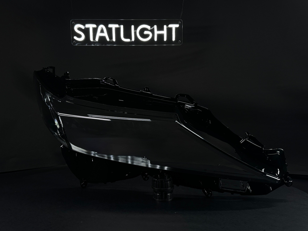 Правое стекло фары Toyota Camry XV70 рест 2017-2020