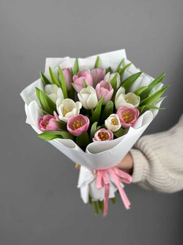 Букет белых и розовых тюльпанов (в упаковке)