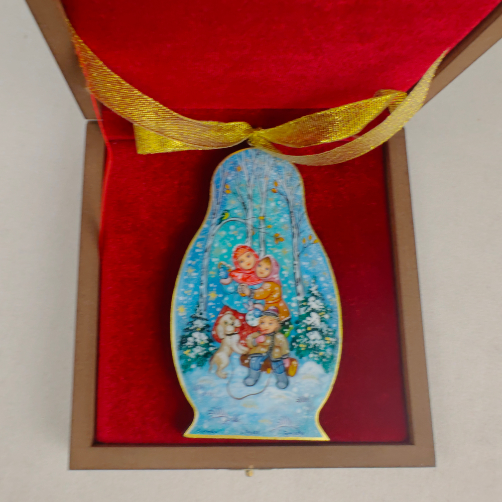 Сувенир Матрешка "Зимние забавы" с росписью Палех в подарочном футляре