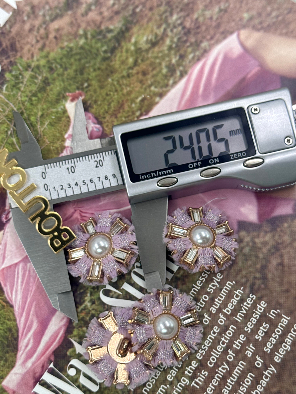 Пуговицы золотые со стразами и жемчугом в форме цветка с твидовой лавандовой тесьмой