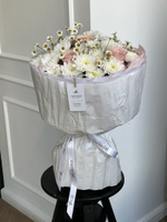 Авторский букет сборный из хризантемы, ромашки и роз