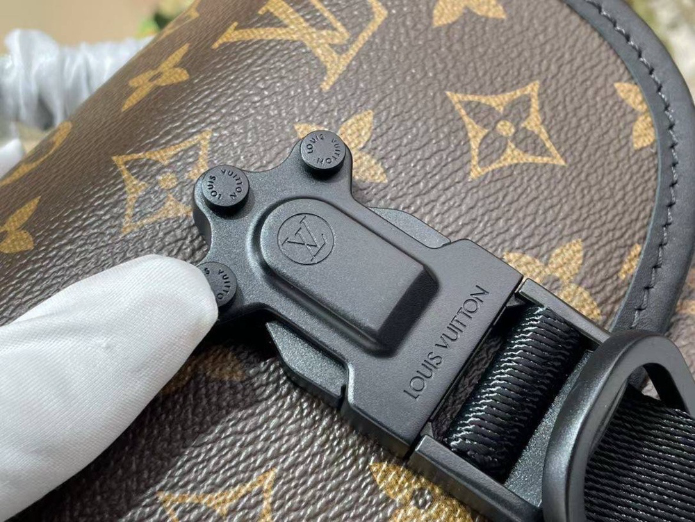 Сумка через плечо Louis Vuitton Quest